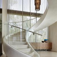 Escalier incurvé de luxe sur mesure CBMmart avec marches en bois pour villa et duplex