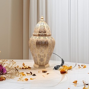 Lámpara de Mesa Moderna de Metal Dorado Estilo Marroquí - Lámpara Decorativa Eléctrica con Recortes Florales para el Hogar, Bodas y Ramadán - Product Image 5