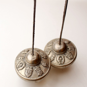 ฉาบเงินโบราณ tingsha, นูนด้วยสัญลักษณ์มงคล, ตีระฆังบำบัดทางจิตวิญญาณที่มีจำหน่ายในราคาขายส่ง - Product Image 1