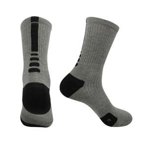 Chaussettes de sport thermiques confortables pour hommes fabriquées avec un matériau en coton chaud idéal pour les sports d'hiver en plein air et les entraînements de fitness - Product Image 2