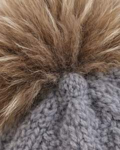 Gorro de Invierno Personalizado de Punto Gris con Pompón de Piel Sintética, Tejido de Cable, Grueso, Cálido, Mezcla de Lana Acrílica, Fabricante Personalizado, Unisex - Product Image 3