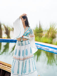 Ensemble coordonné bohème blanc et bleu pour femme, haut court imprimé à la main et jupe longue, tenue de vacances d'été, blanc et bleu bohème - Product Image 1