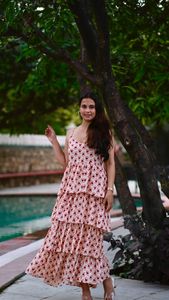 Robe maxi à volants de couleur rose poudré, conçue pour une élégance estivale sans effort, avec de délicates bretelles spaghetti. - Product Image 6