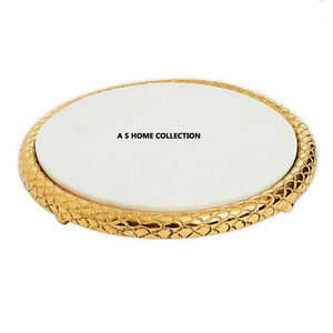 Asas de latón dorado de tamaño mediano Bandeja para servir comida rápida bien pulida Patrón geométrico de calidad premium con diseño de flores - Product Image 4