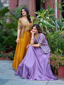 Ensemble Lehenga Choli et Koti en Vichitra Naturel Pur, Longueur au Sol, avec Broderie pour les Fêtes, Style Indo-Occidental - Product Image 6