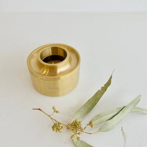 Quemador de aceite de latón hecho a mano, diseño moderno, quemador de aceite esencial Aroma Lumiere, uso para el hogar, spa, Quemador de aceite de aromaterapia - Product Image 1