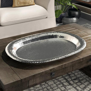 Plateau de service en métal au design martelé pour servir des collations et des boissons pour la maison et l'hôtel Plateaux de service en argent de forme ovale - Product Image 2