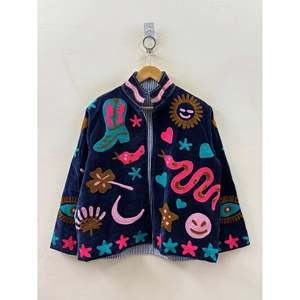 เสื้อแจ็คเก็ตกำมะหยี่สีกรมท่าสำหรับฤดูใบไม้ร่วง ปักลายนาซาร์ด้วยมือ รุ่น Neon Soul Edition สวยหรูและมีสไตล์ - Product Image 1