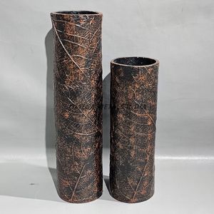 Vases cylindriques en métal au design élégant avec finition marron texturée et motif de feuilles pour la décoration de luxe de la maison et du bureau - Product Image 1