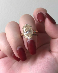 Anillo de Compromiso de Plata de Ley 925 con Moissanita de Corte Ovalado de 7 Quilates, Engaste de Halo Oculto, Estilo Moderno y Lujoso, Sin Color, para Mujer - Product Image 1