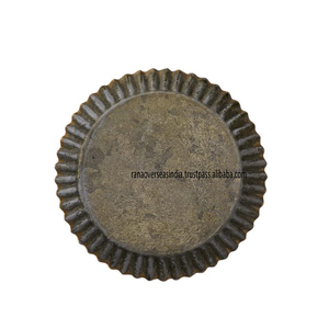 Lujoso plato redondo de metal galvanizado para servir perfecto para fiestas, uso en la cocina o decoración del hogar en diversos tamaños y diseños - Product Image 4