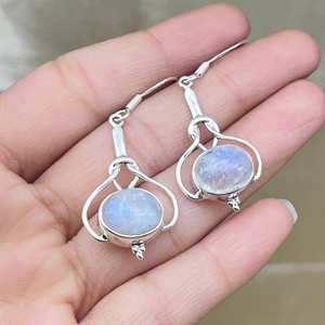 Boucles d'oreilles en pierre de lune renouvelée, laiton, vintage, faites à la main, certifiées IGI, Surgyan Saini, saison estivale, mariage - Product Image 4