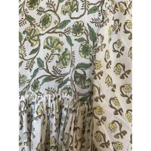 Top Estilo Bohemio con Estampado Floral en Verde Jardín para la Temporada de Primavera - Product Image 1