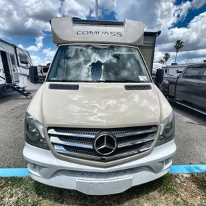 Fournisseur de camping-car d'occasion Thor Motor Coach Com pass 24TF Classe B+ modèle 2018 à vendre - Product Image 1