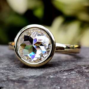 Moissanite único y brillante anillo de compromiso de boda de oro de 10K para mujeres para un día especial - Product Image 1