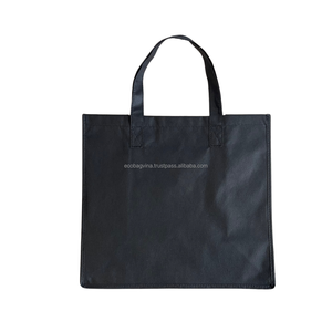 Bolso de mano no tejido de PP negro respetuoso con el medio ambiente personalizable hecho en Vietnam impreso con Logotipo de Uso de regalo de tienda para ir de compras - Product Image 1
