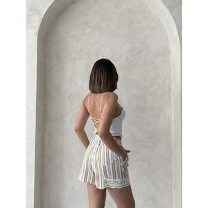 กางเกงขาสั้นลายทางสำหรับผู้หญิงพร้อมขอบลูกไม้ - Product Image 1