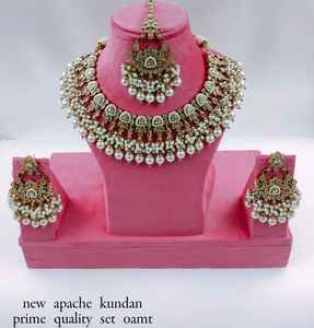 Collier ras du cou indien fantaisie traditionnel et à la mode couleur or Kundan perle boucles d'oreilles ensemble avec Mangtikka pour femmes et filles - Product Image 4