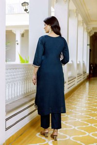 Ensemble Kurti/Kurta de créateur en tissu de soie Chanderi en viscose pure, bleu foncé, avec un magnifique motif, idéal pour une célébration du Mehendi, en vente. - Product Image 3