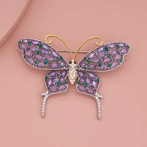 Broche tendance pour sari de fête 186873 en alliage plaqué, ornée de cristaux, de strass, de cuivre, de laiton, de perles et de diamants, idéale pour les cadeaux - Product Image 1