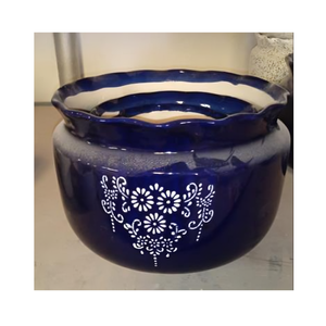 Jardinière en céramique lisse avec un look intemporel adapté à tout décor idéal pour mettre en valeur des plantes succulentes ou des plantes à fleurs - Product Image 5