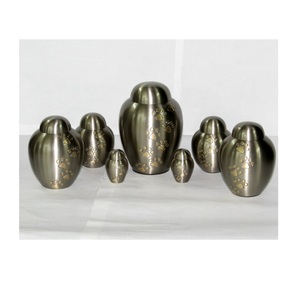 Urna Funeraria Dometop de Metal con Acabado en Peltre/Plata para Mascotas Adultas, Diseño Personalizable Estilo Americano con Patas Doradas, Segura para Cenizas - Product Image 5