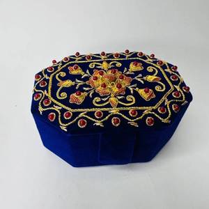 Caja de Joyería de Terciopelo Hecha a Mano con Bordado, Cubierta de Tela Resistente, al Mejor Precio para Regalo o Almacenamiento - Product Image 1