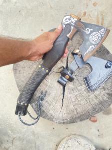 Hache viking artisanale sur mesure Thewizcrafts, tête en acier à haute teneur en carbone, manche en bois de frêne, étui en cuir, camping en plein air, OEM - Product Image 3