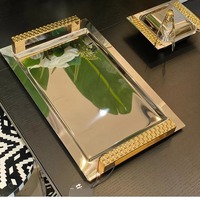 Beau plateau de service luxueux en métal robuste pour les décors de table à dîner à la mode incroyables pour l'hôtel et la maison