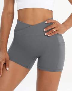 Pantalones cortos de yoga elásticos de poliéster 100% para gimnasio activo de cintura acanalada de alta moda para mujeres con bolsillos laterales - Product Image 2