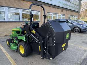 Tracteur John Deere 2025R 4x4, tondeuse utilitaire à roues avec transmission intégrale E-Hydro, maintenant disponible à la vente - Product Image 5