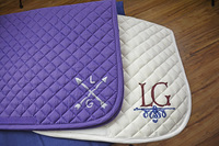 Tapis de selle personnalisé en tissu satiné 100 % coton rembourré de mousse, pour dressage équestre, saut d'obstacles, chaud et doux, avec logo personnalisé HE3001