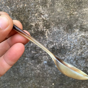 Cuillère en corne de buffle naturelle, fabriquée à la main et polie, parfaite pour servir des épices, des condiments ou pour une utilisation décorative sur la table, de haute qualité - Product Image 1