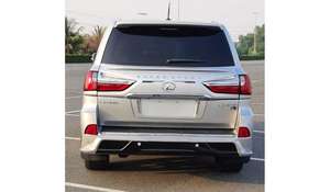 Lexus LX 570 2023 d'occasion, SUV 4x4, sièges en cuir, jantes R20, régulateur de vitesse adaptatif, conduite à gauche, toit ouvrant, transmission automatique, intérieur foncé - Product Image 2