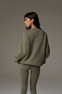 Sudadera bordada con emblema caqui para mujer con logotipo Premium personalizado, sudaderas con capucha de entrenamiento con puños y dobladillo con escote acanalado para mujer - Product Image 4