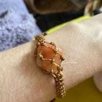 Pulsera de Sal Rosa del Himalaya Hecha a Mano con Macramé, una Pulsera de Bienestar - Joyería Curativa Mineral Orgánica al por Mayor - Product Image 2