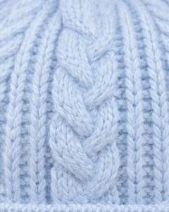 Chapeau beanie en tricot d'hiver personnalisé bleu ciel avec pompon en fausse fourrure, tricot torsadé épais et chaud en mélange de laine acrylique, fabricant personnalisé - Product Image 4
