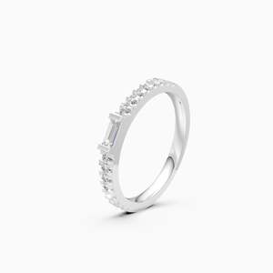 Bague empilable délicate en diamant de culture éthique taille baguette Bliss |   0,36 ct rond en or jaune, blanc et rose 9 carats - Product Image 3