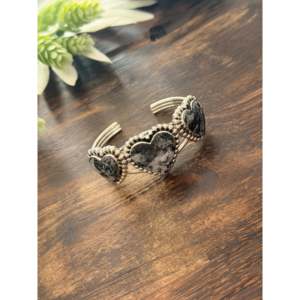 Brazalete de Moda con Forma de Corazón de Plata de Ley y Búfalo Blanco de David Lopez - Product Image 4