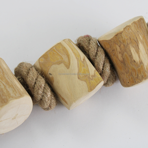 Conçu pour les chiens qui mâchent agressivement, ce jouet à mâcher en corde de chanvre et bois de café triple renforce la santé dentaire et soulage l'anxiété chez les chiens. - Product Image 2