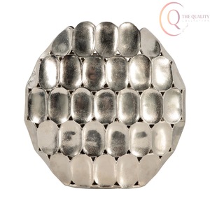 Jarrón de Metal Hecho a Mano para Mesa, Diseñado para Espacios de Lujo, que Agrega Clase, Elegancia y Valor Artístico - Product Image 6