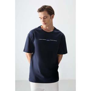 เสื้อยืดผู้ชายสีน้ำเงินกรมท่า ผ้าเจอร์ซีย์คอตตอน 100% เนื้อหนานุ่ม พิมพ์ลาย ทรงโอเวอร์ไซส์-88357 - Product Image 6