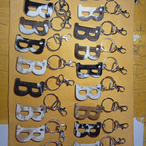 Llaveros Personalizados al por Mayor con Letras del Alfabeto A-Z de Pelo Sintético, Colgantes para Bolsos y Coches, Estilo Deportivo para las Cuatro Estaciones - Product Image 1