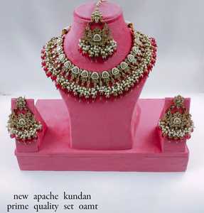 Collier ras du cou indien fantaisie traditionnel et à la mode couleur or Kundan perle boucles d'oreilles ensemble avec Mangtikka pour femmes et filles - Product Image 3