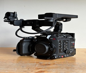 Cámara de Cine C300 III MK Recién Ensamblada con 2 Baterías Adicionales, Lector + Garantía - Product Image 1