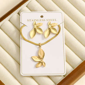 Set di <span class=keywords><strong>Collana</strong></span> e Orecchini in Acciaio Inossidabile Placcato Oro per Donna con Ciondolo Ovale, Fiore, <span class=keywords><strong>Farfalla</strong></span> e Circolare Irregolare per Regali - Product Image 6