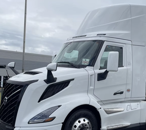 ดีที่สุด!! รถบรรทุกหัวลากมือสองปี 2022 2023 2024 Vol_VO VNL64T 300 VNL64T300 แบบมีห้องนอน ราคาสุดคุ้ม - Product Image 1