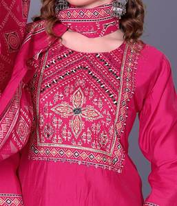 Ensemble Kurti en soie romaine Chanderi imprimé avec dupatta, véritable travail à la main avec des miroirs, micro-coton intérieur, grossiste - Product Image 3