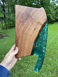 Planche à découper en bois de résine époxy faite à la main avec oeuvre élégante en résine planche en bois de résine durable pour couper et servir la nourriture - Product Image 2