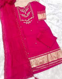 Conjunto de traje de 3 piezas de seda Chanderi pura, ligera y suave, con bordados, perfecto para todas las ocasiones. - Product Image 6